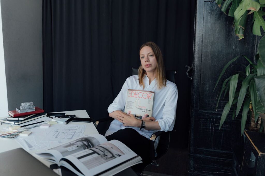 Voici la jeune femme décoratrice d’intérieur et notre partenaire Isabel Rose, avec qui a la suite de notre offre privilège vous pouvez obtenir un rendez-vous.