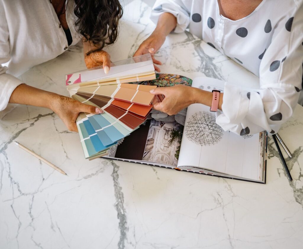 Séance de coaching de notre offre privilège en cours avec notre équipe, choix de couleur en cours.