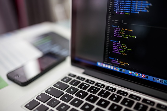 Ordinateur avec lignes de code représentant les possibilités de l’IA en entreprise.