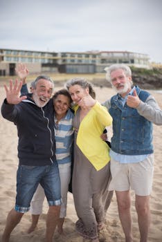4 personnes, 2 hommes et 2 femmes sont ensemble en train sz faire des pouces a la camera 