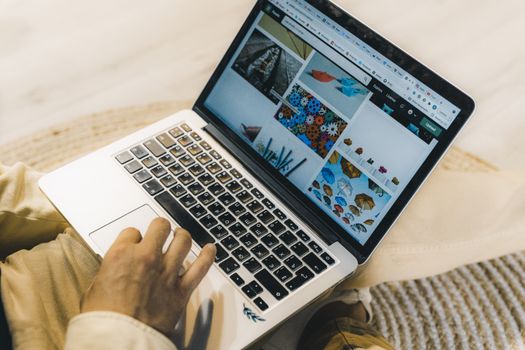 Femme est en train de créer un site web 