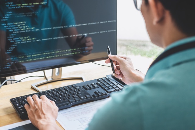 Un homme qui travail sur un programme.