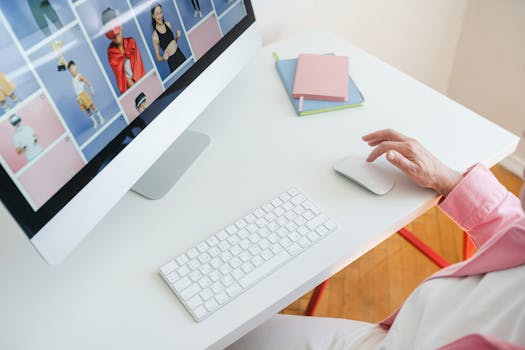 Femme est en train de créer un site web