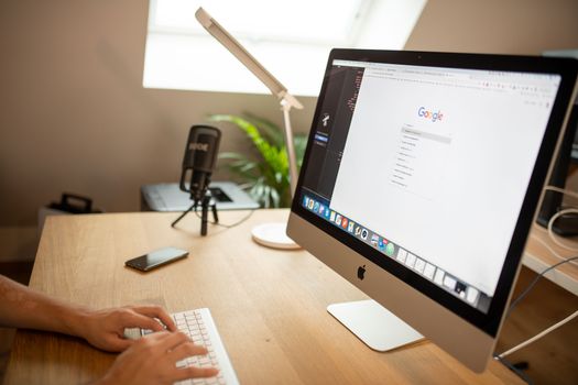 homme est entrain de créer un site web
