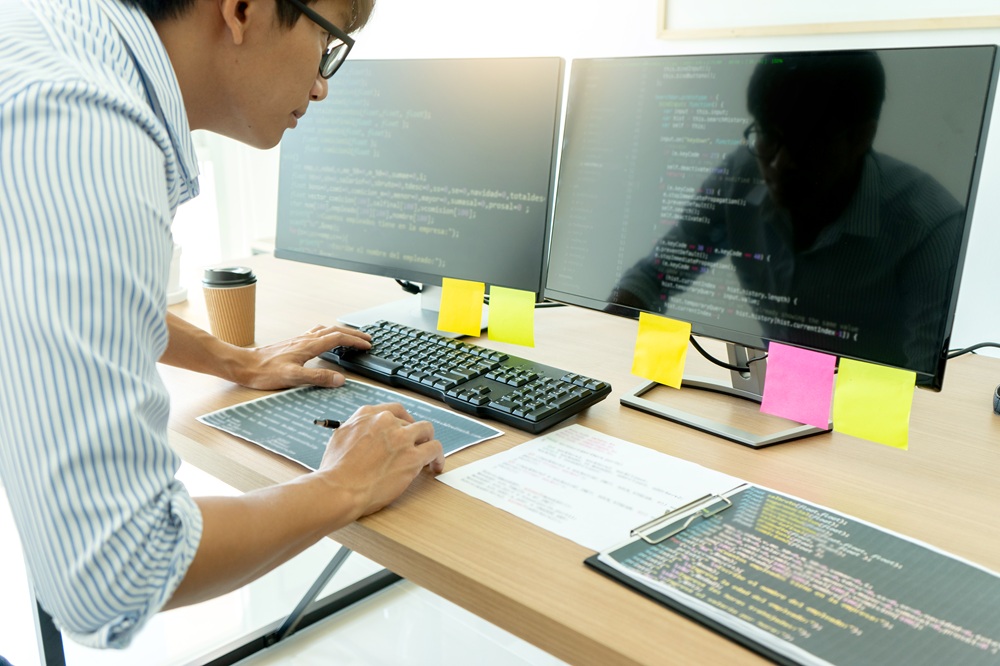 Un membre de l'équipe "le collectif digital" travaille sur l'un de nos nombreux projets.