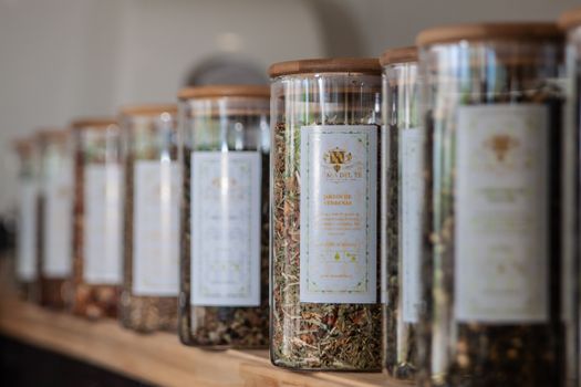 Équipe d’agence qui propose les nouveaux produits