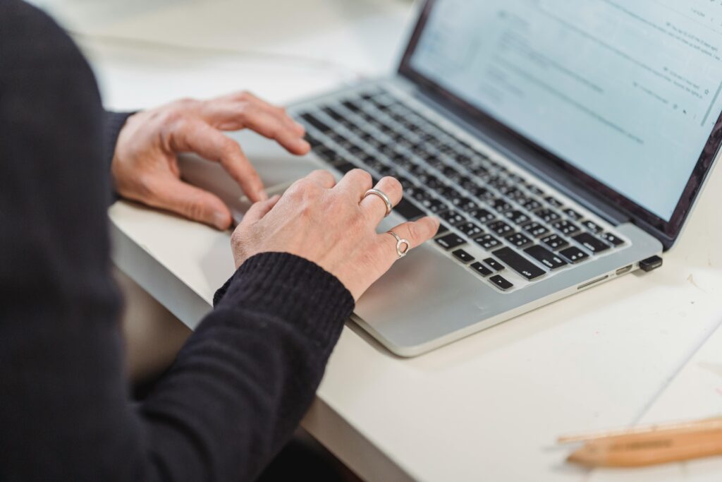 Homme en train de taper sur l'ordinateur 