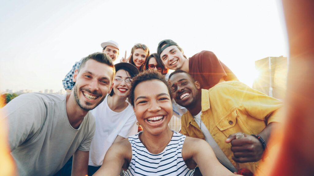 Réunion en extérieur pour la présentation des partenaires avec bonne humeur et good vibes  