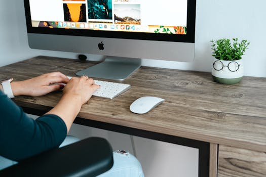 Femme est en train de créer un site web