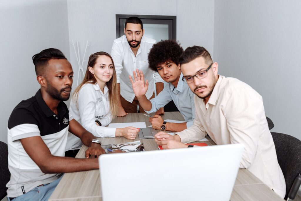 Réunion de l’équipe marketing de l’entreprise Nexova Communication pour faire un briefing sur l’IA au sein de leur activité.  
