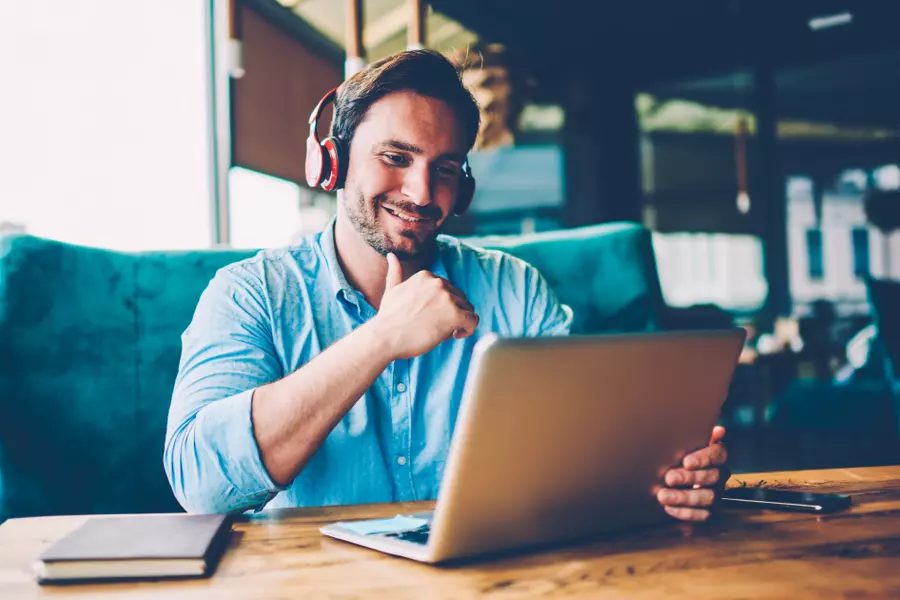 un homme qui participe a un webinaire