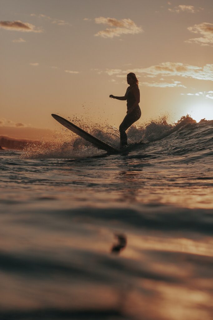 surfeuses en train de naviguez amicalement