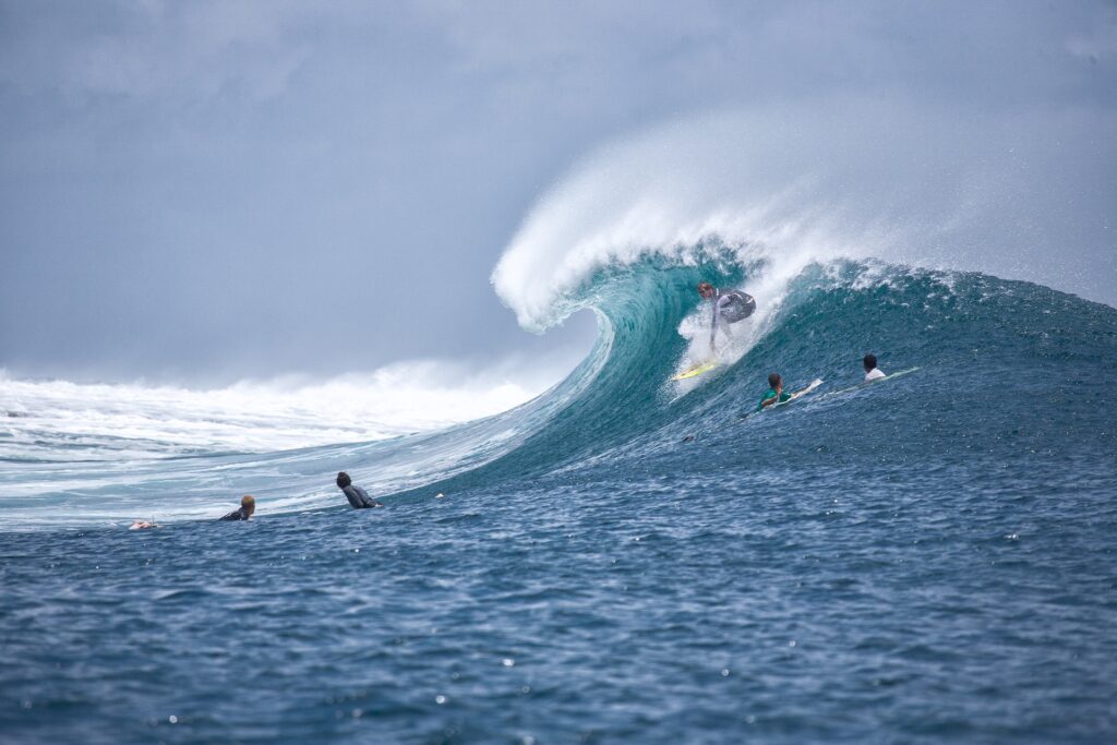 Vague avec surfeur en action