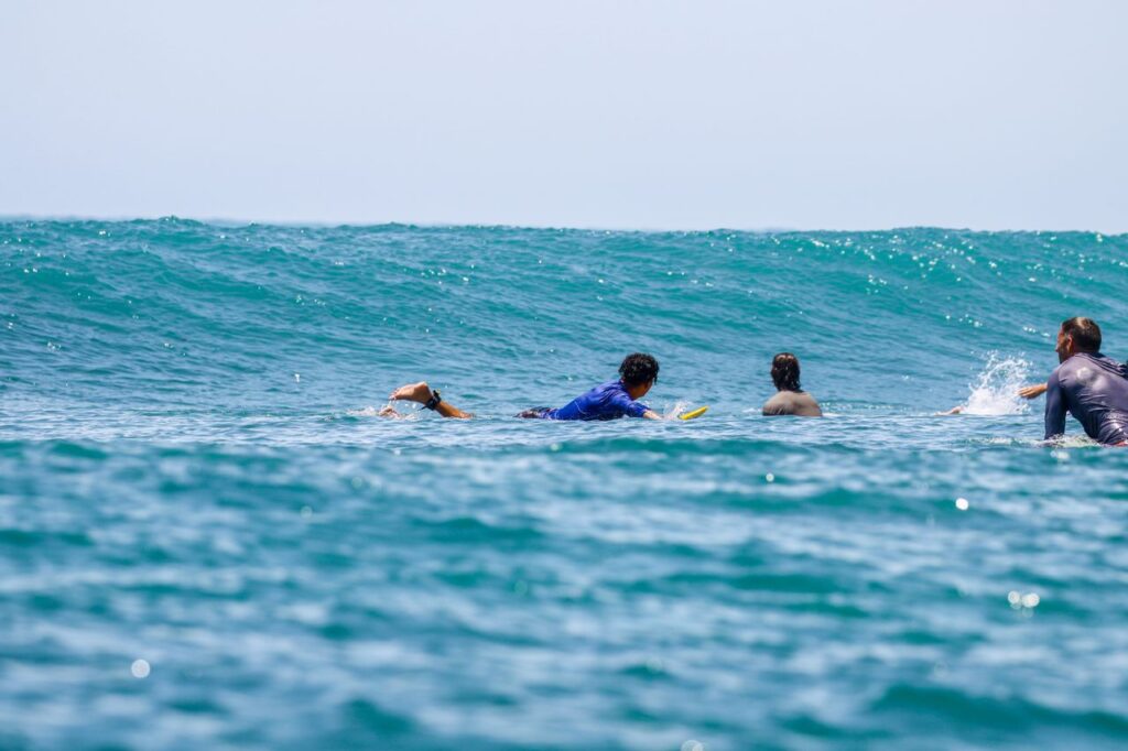 surfer allant prendre une vague