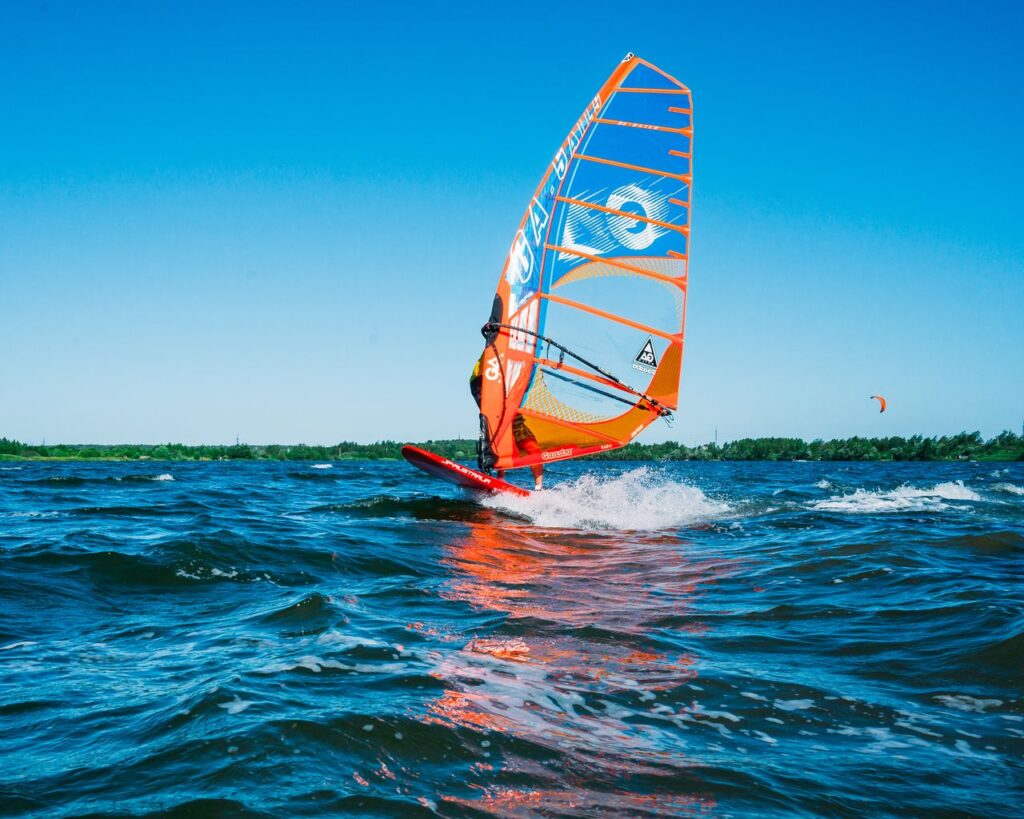 Planche de windsurf sur l’eau pour le lancement de son nouveau programme