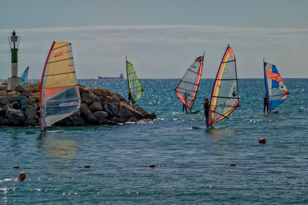 L’arrivée d’une compétition de windsurfeurs amicales dans le dernier virage avant l’arrivée