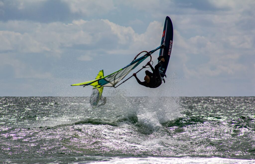 Un windsurfeur expérimenté qui effectue des figures qui profite de nos stages avancés