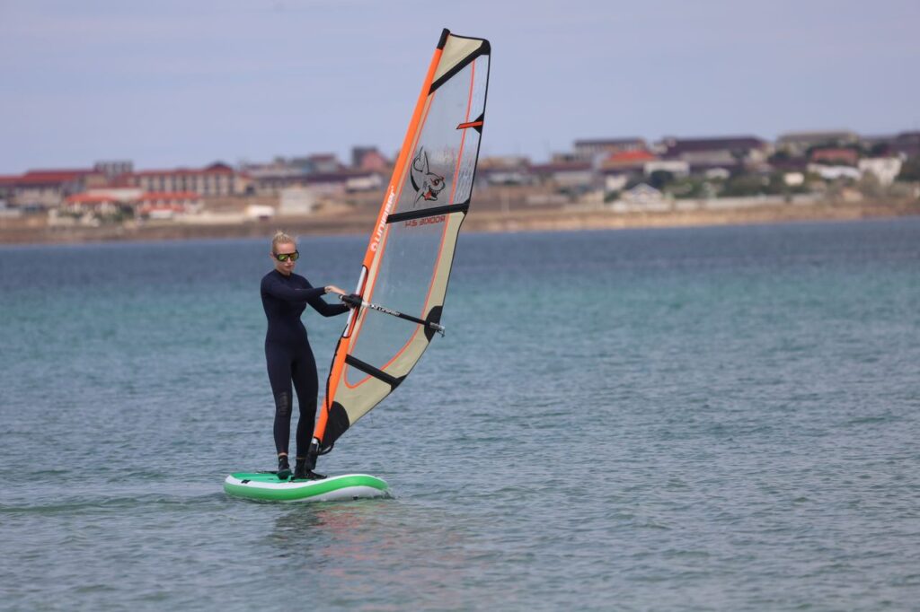 Photo d’une personne débutante sur le Windsurf en mer