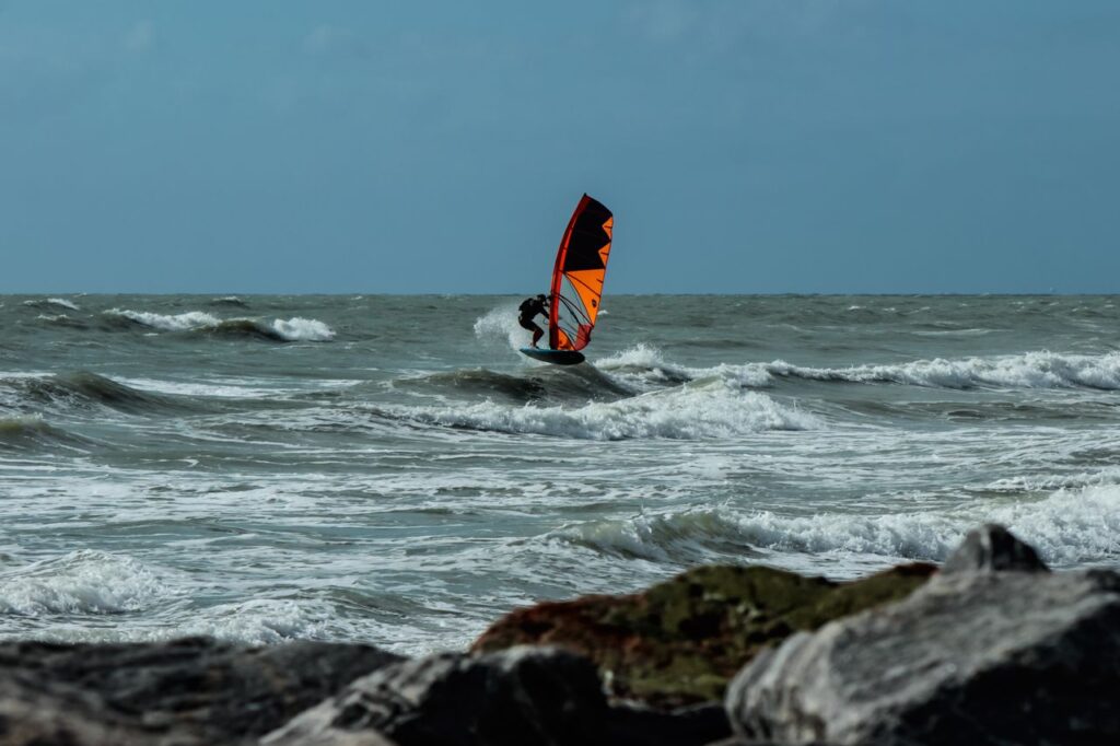 Photo d’une personne expérimentée sur un Windsurf dans une mer agitée