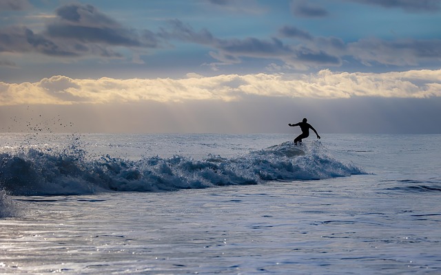 Vidéo d’une péroné sur la planche en train de surfer sur la vague