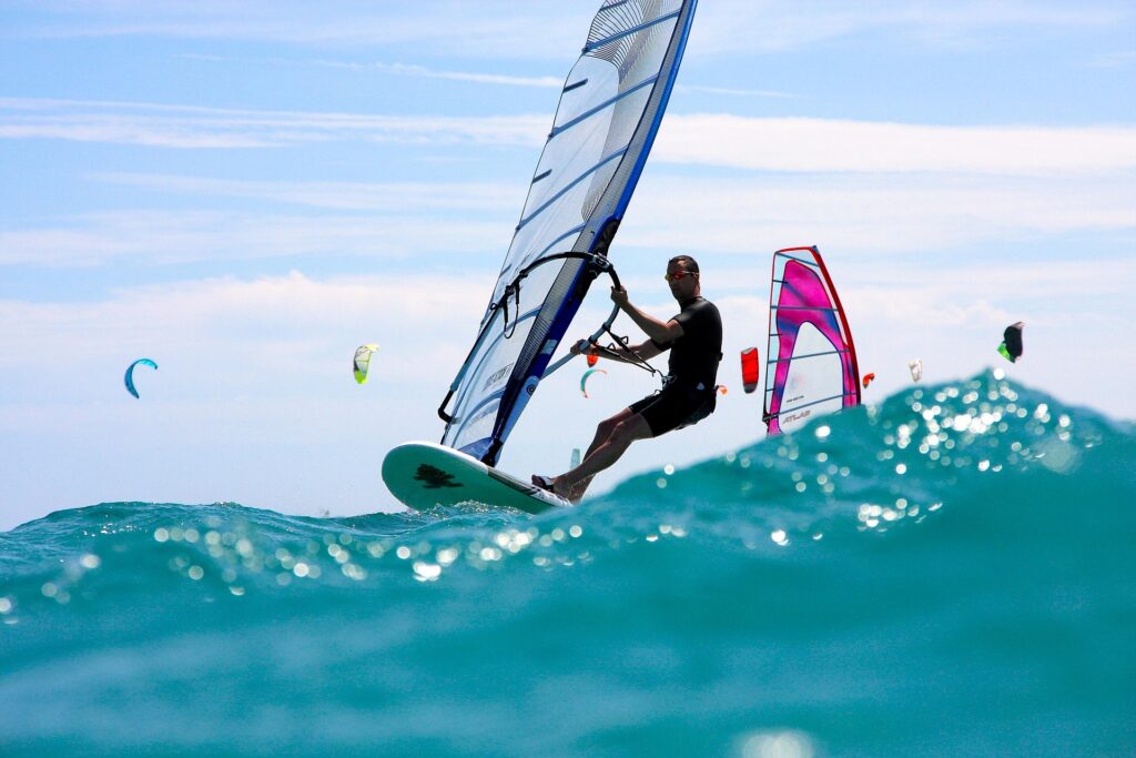 Planche à voile, mer turquoise, vagues, soleil