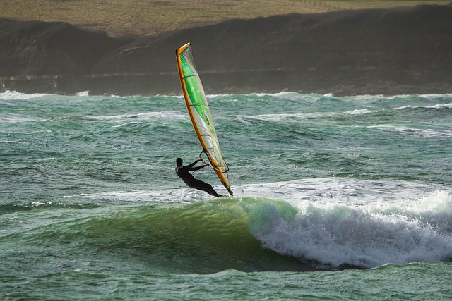 Windsurfer sur une vague avec beaucoup de vent 
