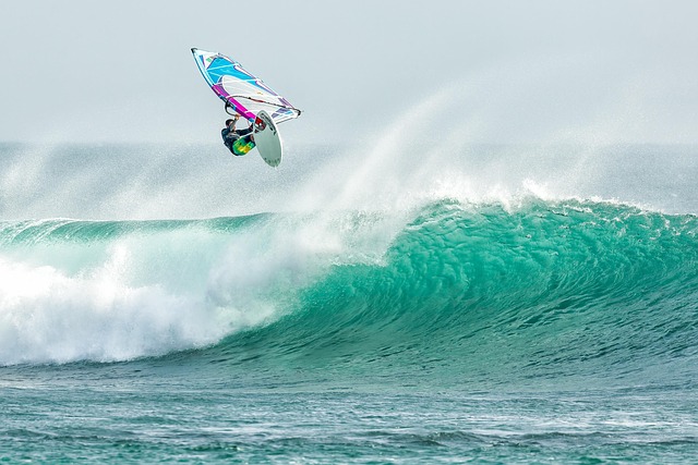 Windsurfer en l'air au dessus d'une vague 