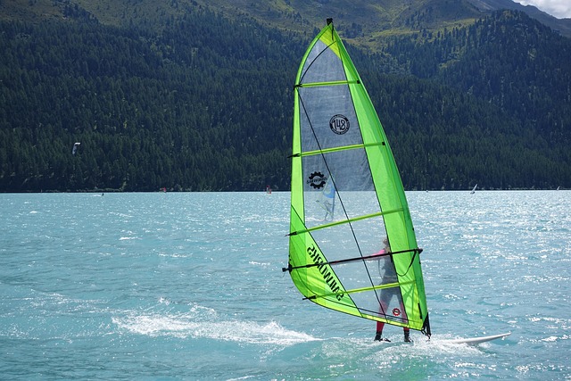 Windsurfer sur un lac avec une montagne en fond