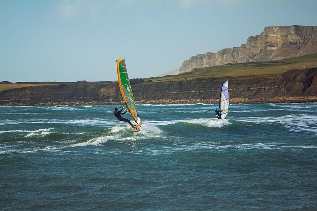Compétition de windsurf avec les participants qui franchissent la ligne d’arrivée.