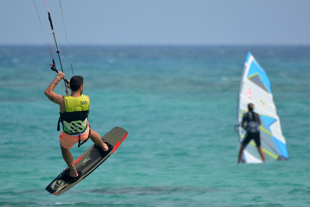 windsurfers qui monte avec son surf en Lair