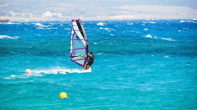 windsurfers qui se lance dans une mer bleu turquoise