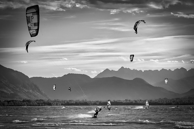 6 Windsurfers participent a une compétitions a thaiti