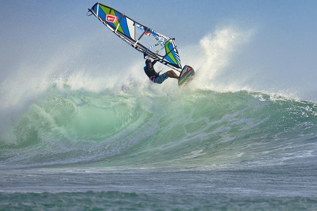 windsurfers qui prend une vague de haut